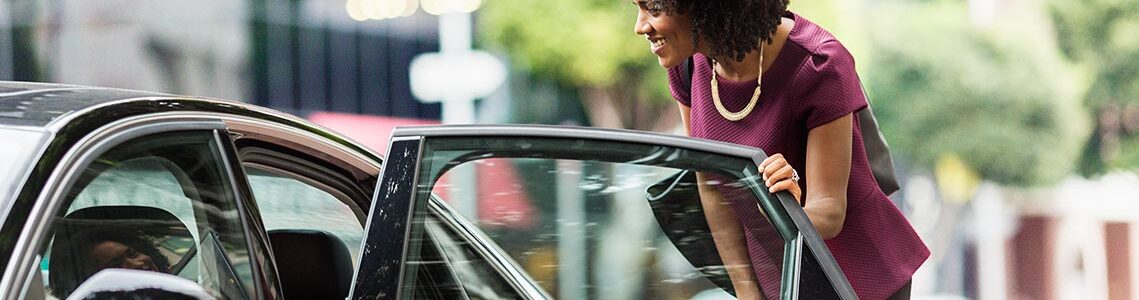 business-woman_entering_car_hero_laptop business-woman_entering_car_hero_laptop